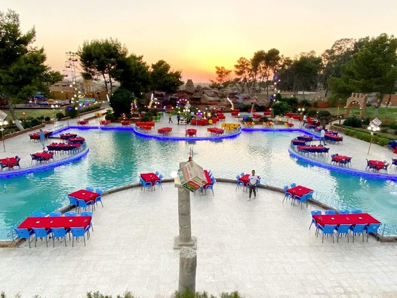 مطعم الارض السعيدة