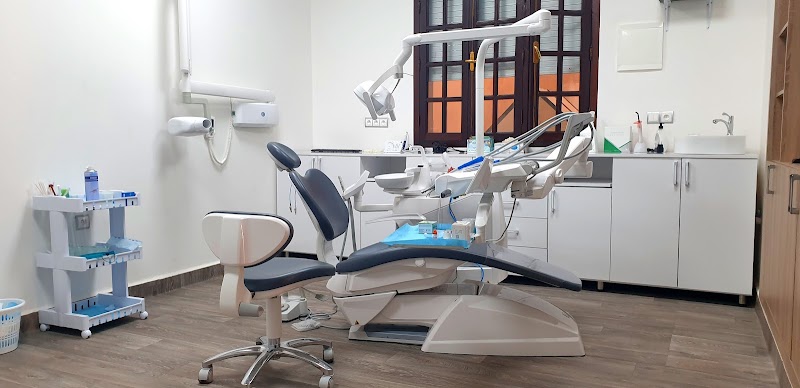 طبيبة الأسنان هديوي منال - عيادة اللؤلؤة البيضاء