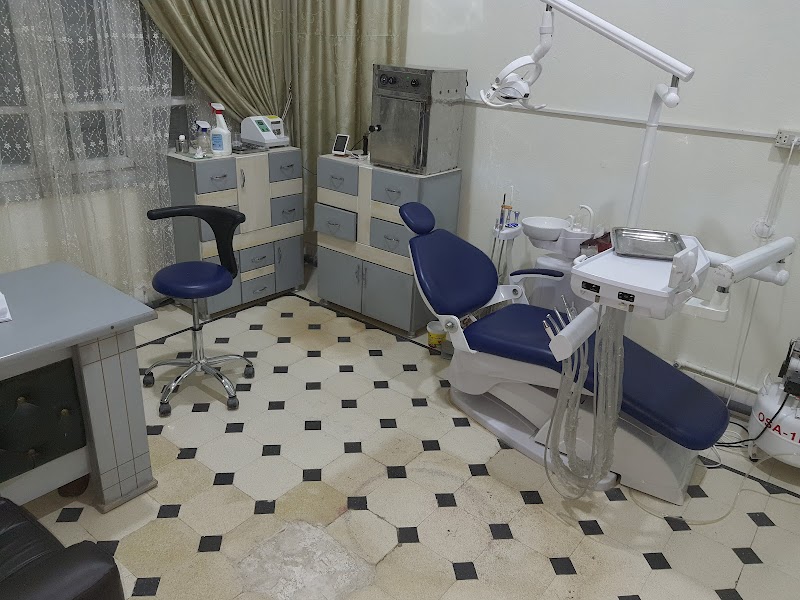 عيادة الحكمة لطب الأسنان . د . قتيبة الزير
