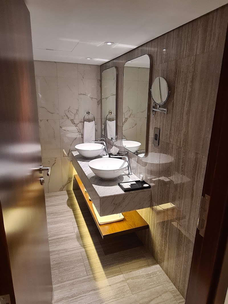 الملكة إليزابيث 2 4