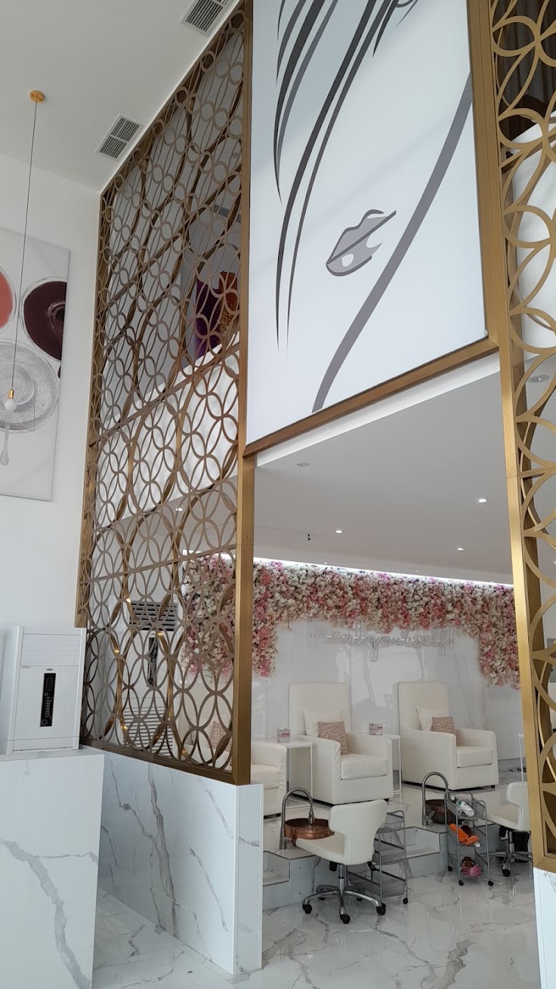 مزيج الأظافر والحواجب وأكثر