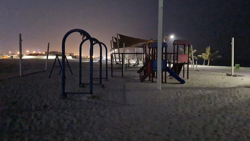 مناطق لعب الأطفال على شاطئ أم القيوين
