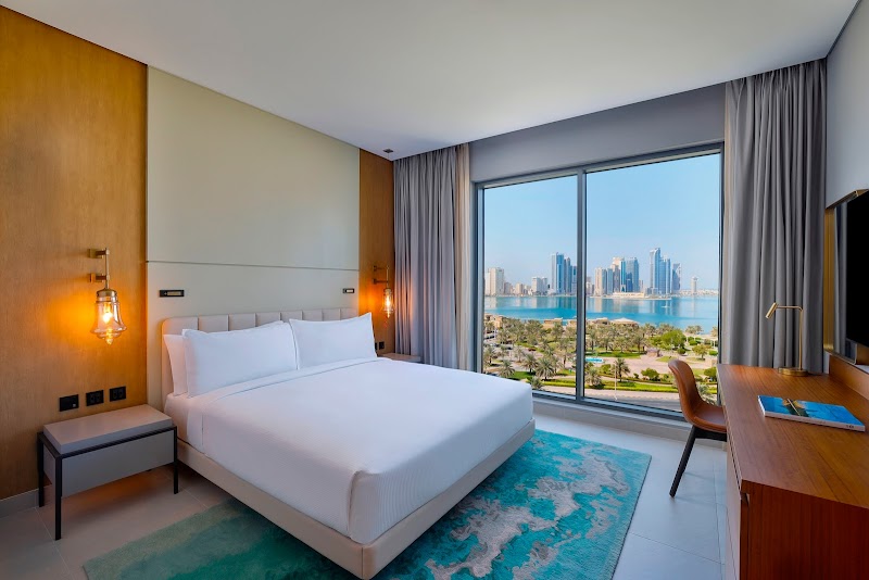 فندق وشقق دبل تري باي هيلتون الشارقة، الواجهة المائية 2