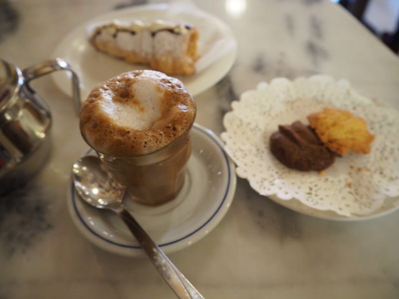 مقهى أسمرى للحلويات 2