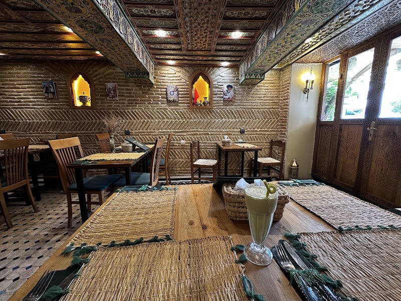 أصدقاء غريبون