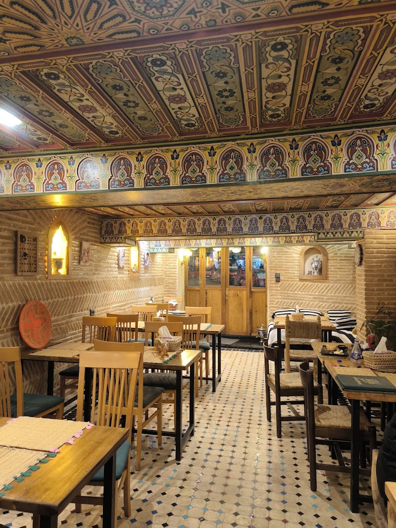 أصدقاء غريبون 2