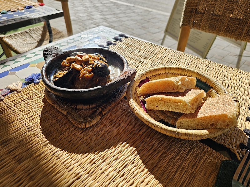 أصدقاء غريبون 4