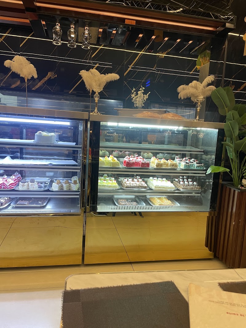 حلويات راحت والمطعم 2