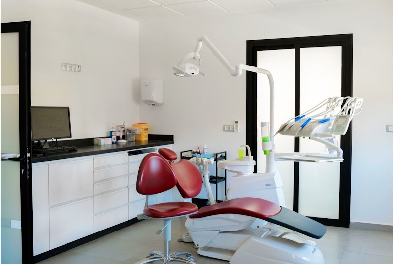 عيادة الأسنان د. مريم زريولي جراح أسنان