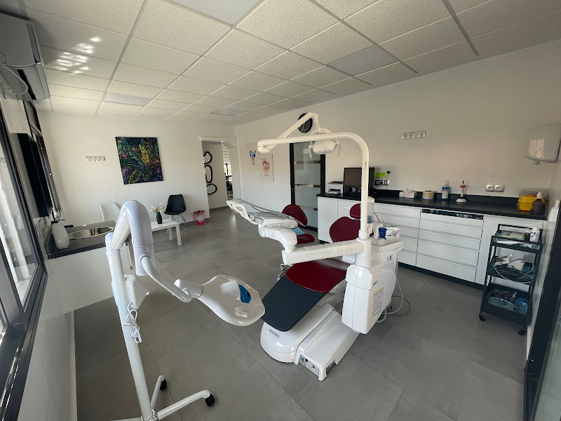 عيادة الأسنان د. مريم زريولي جراح أسنان 3