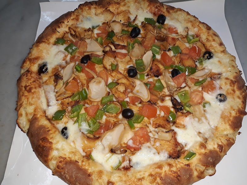 بيتزا ومعجنات الأدهم