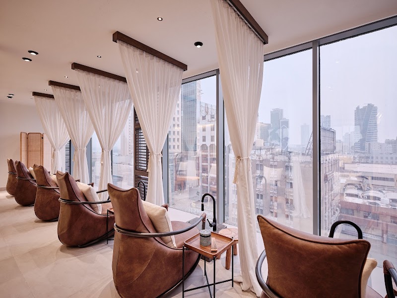 سبا الشعر والأظافر حافي القدمين