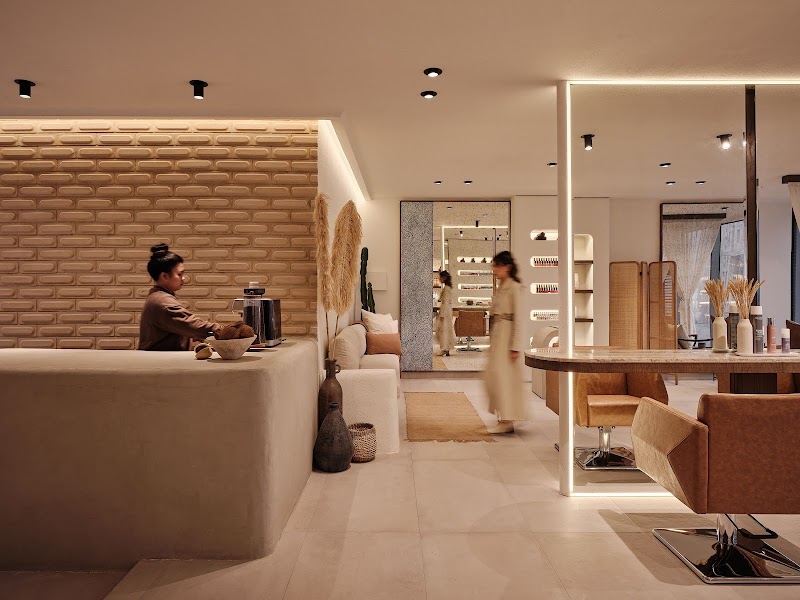 سبا الشعر والأظافر حافي القدمين 2