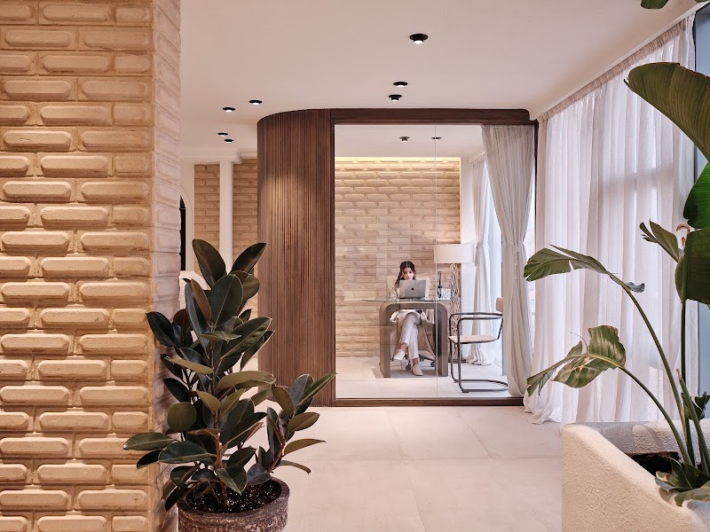 سبا الشعر والأظافر حافي القدمين 3