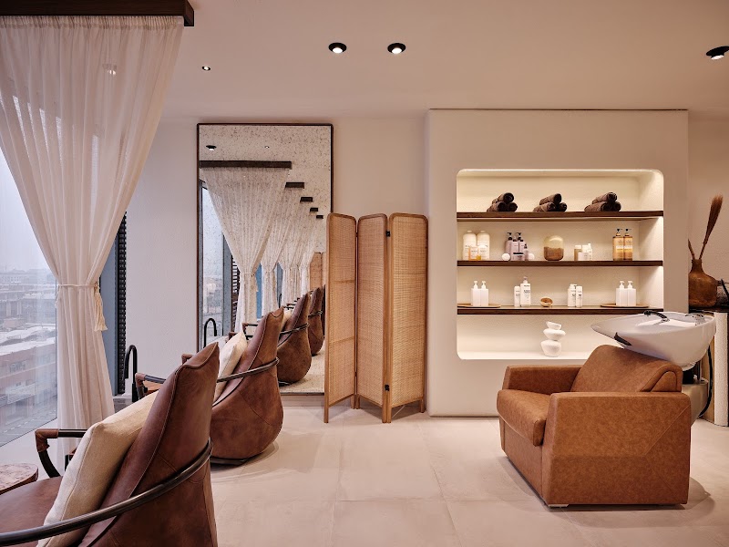 سبا الشعر والأظافر حافي القدمين 4