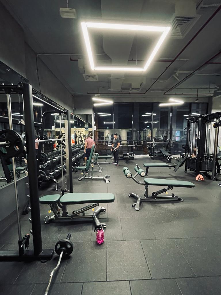 صالة الألعاب الرياضية والاستوديو في الرقة