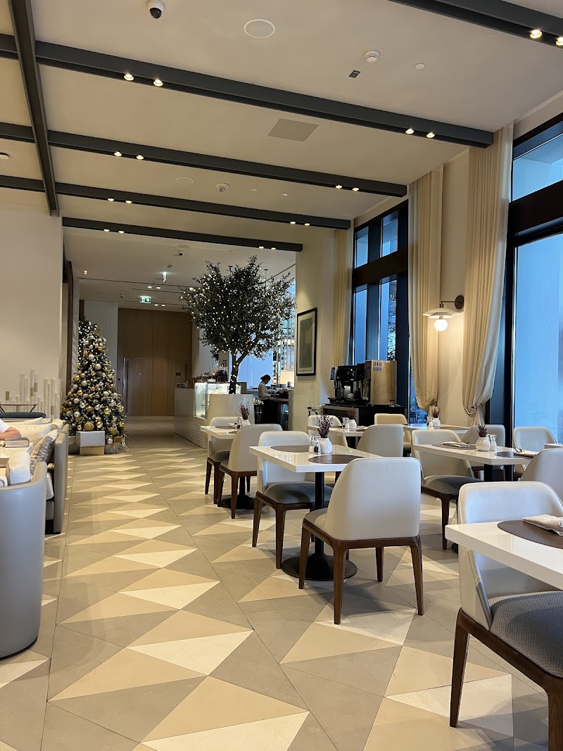 إيوان في منتجع بالاس بيتش الفجيرة