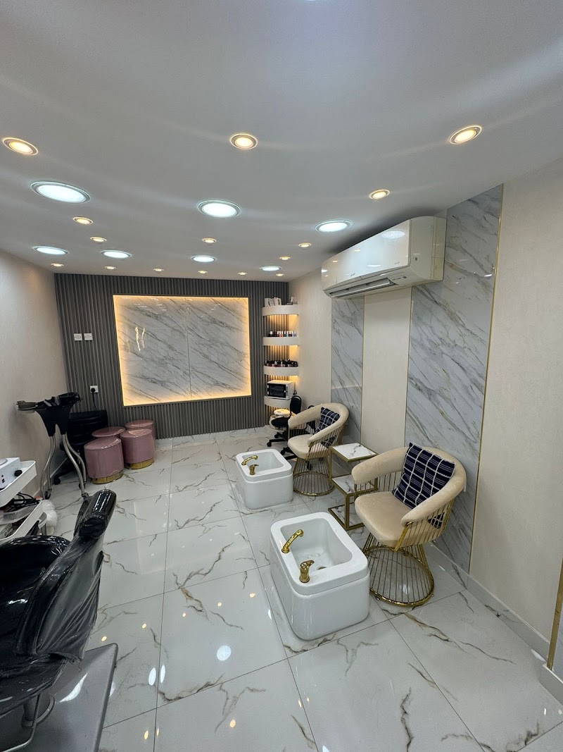 صالون بنك & وايت للتجميل الفجيرة