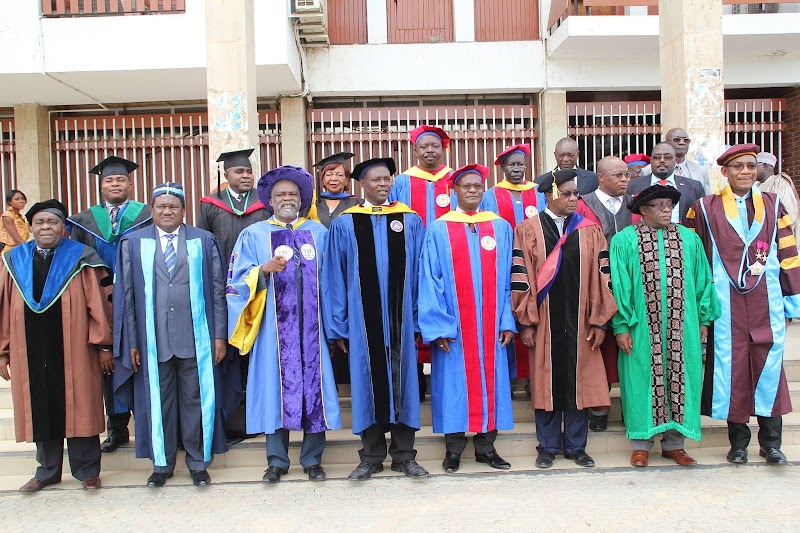 جامعة إيمي كوسي