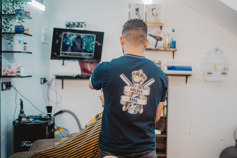 صالون حلاقة الملك الذهبي