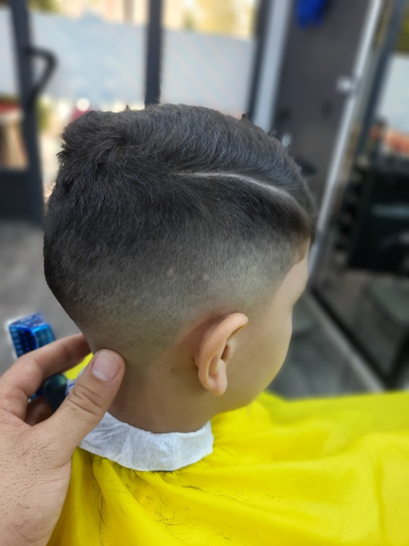 صالون حلاقة الملك الذهبي 4