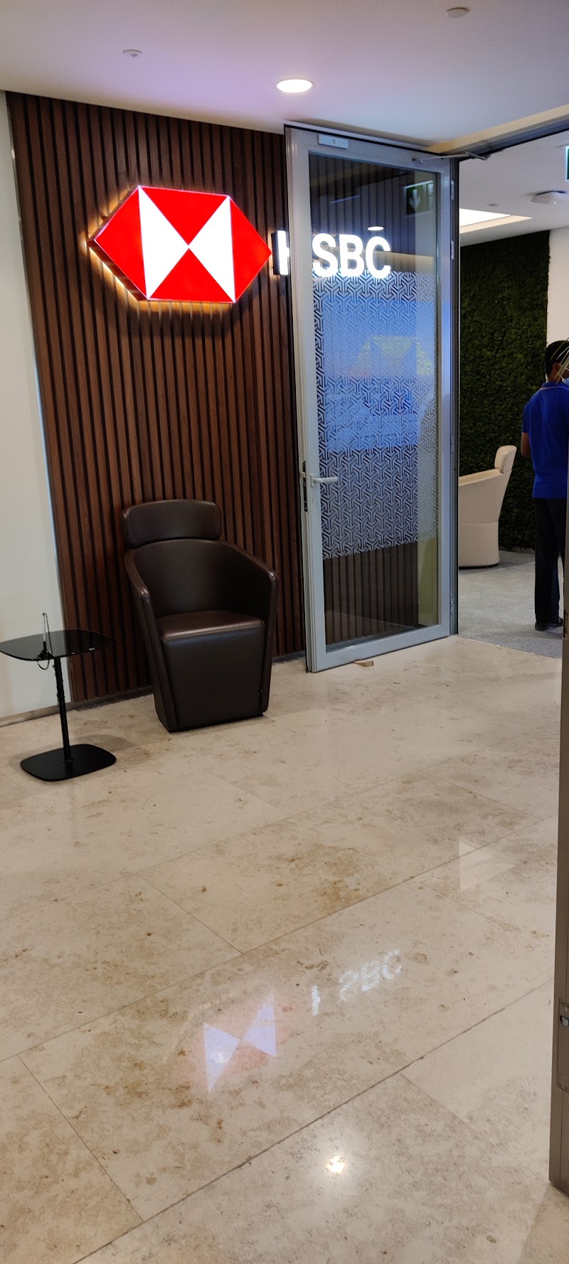 اتش اس بي سي بنك الشرق الأوسط 2