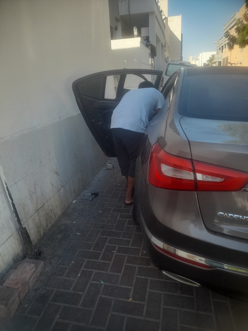 ميكانيكي سيارات وخدمة إصلاح السيارات 3