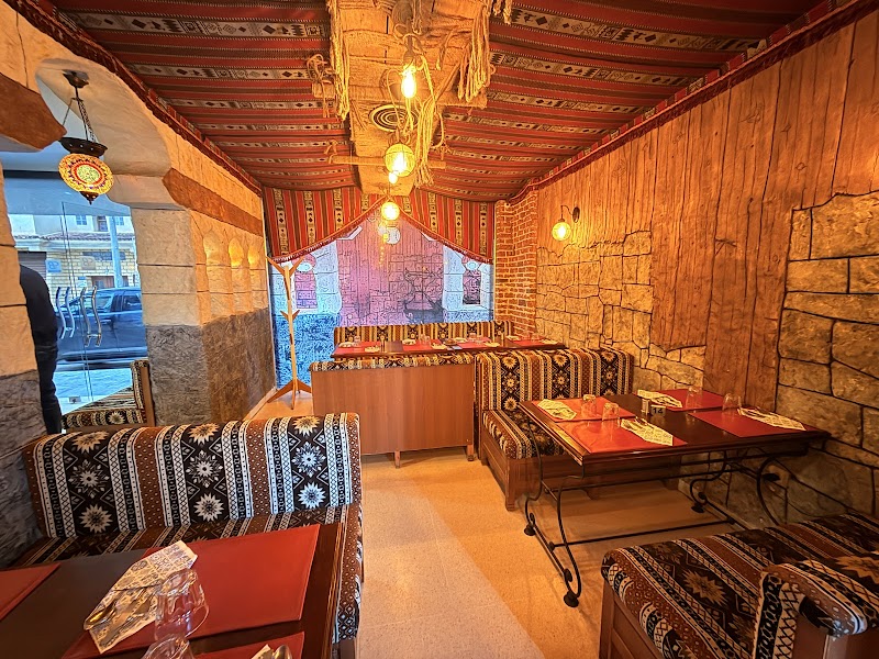 مطعم الطباخ على طريق مادلين 4