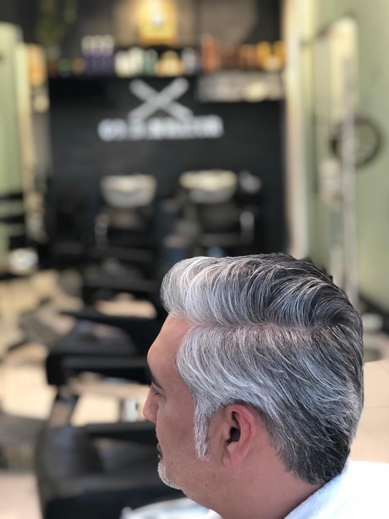 صالون جولدن ريزور للحلاقة ذ.م.م 2