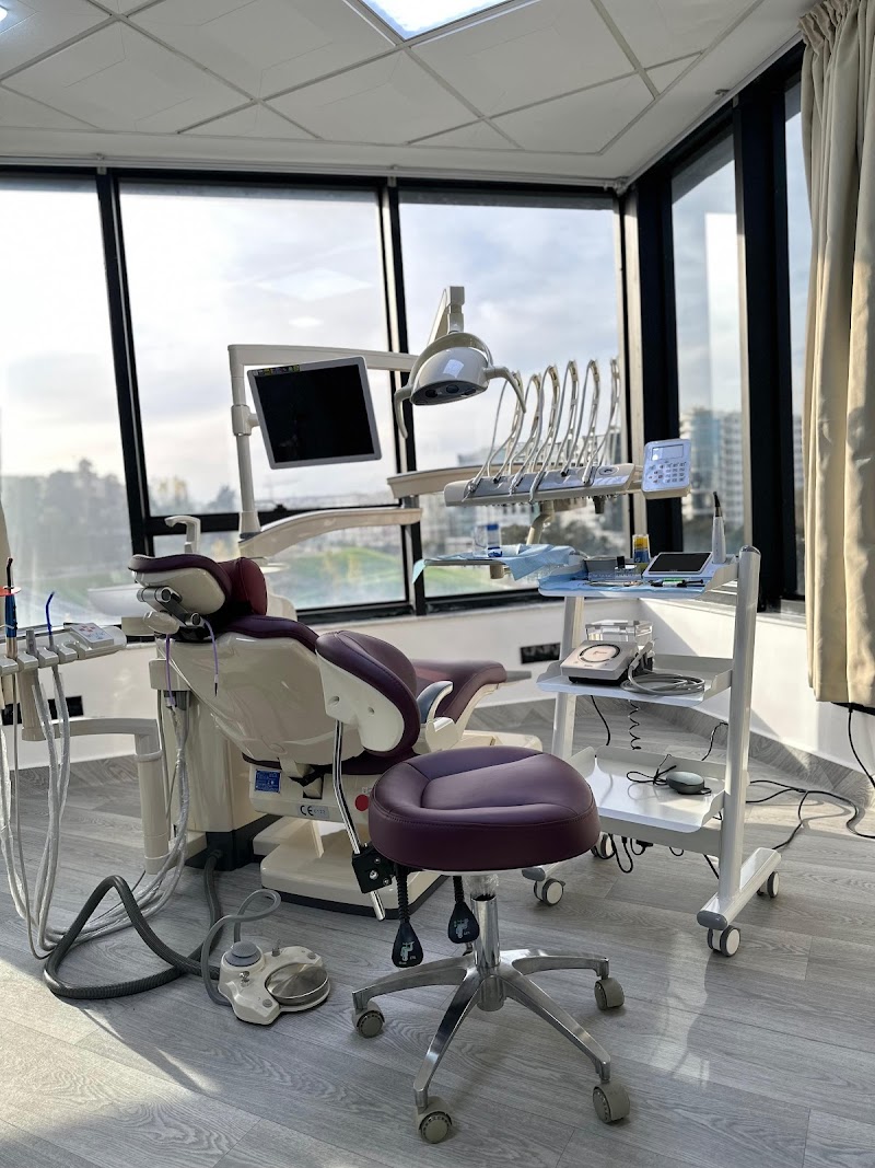 الدكتور أبو بكر بوعسل - عيادة أسنان متخصصة 4