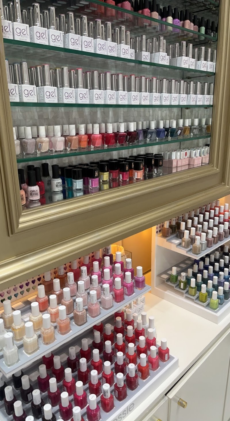 لاونج بيوتي الأخوات في سانت ريجيس نايشن تاورز 3