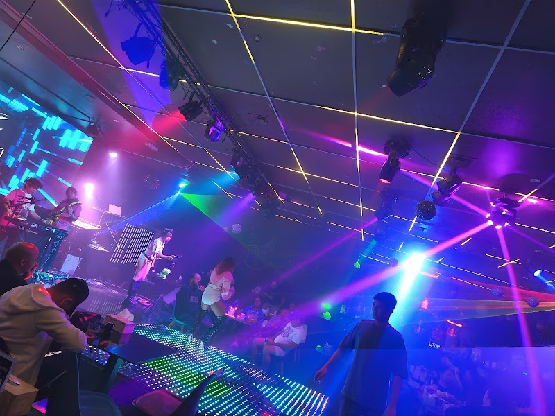 نادي إيلوسيشن الليلي 4